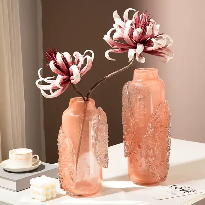 Vase en verre rose, relief abstrait irrégulier de cubes de glace transparents