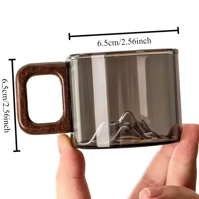 Petites tasses en verre gris fumé