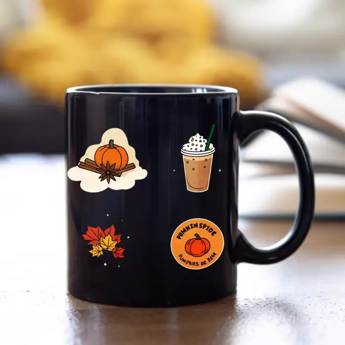Tasse en céramique noire avec latte aux épices de citrouille et design de feuilles d'automne pour les amateurs de café