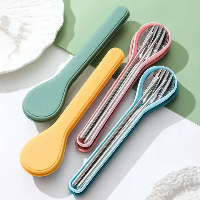 Couverts avec mallette de rangement
