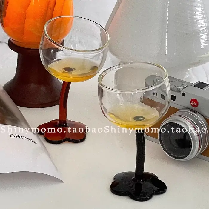 Tasse en verre à tige haute en forme de fleur mignonne faite à la main