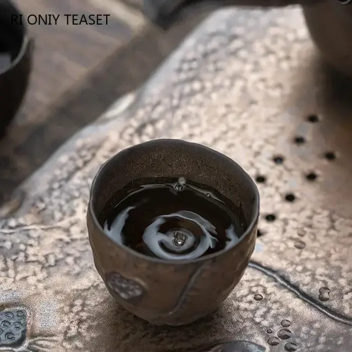 Tasse à thé dorée en poterie traditionnelle japonaise
