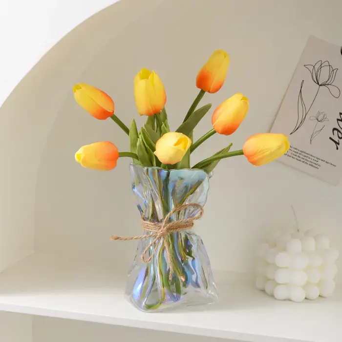 Vase en verre transparent irrégulièrement plié