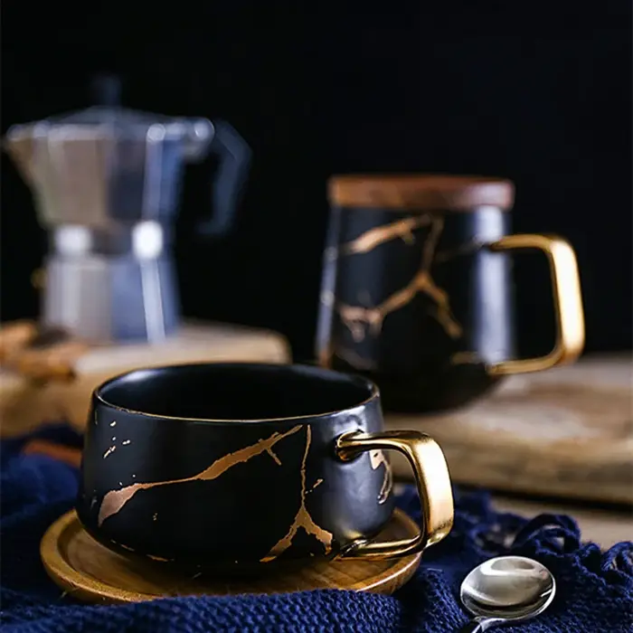 Tasses à café incrustées de marbre doré