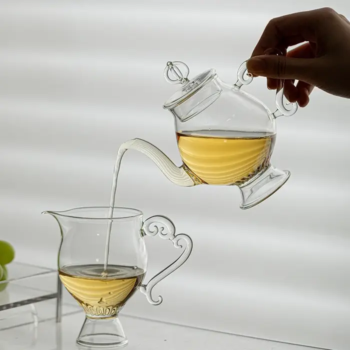 Théière en verre faite à la main vintage
