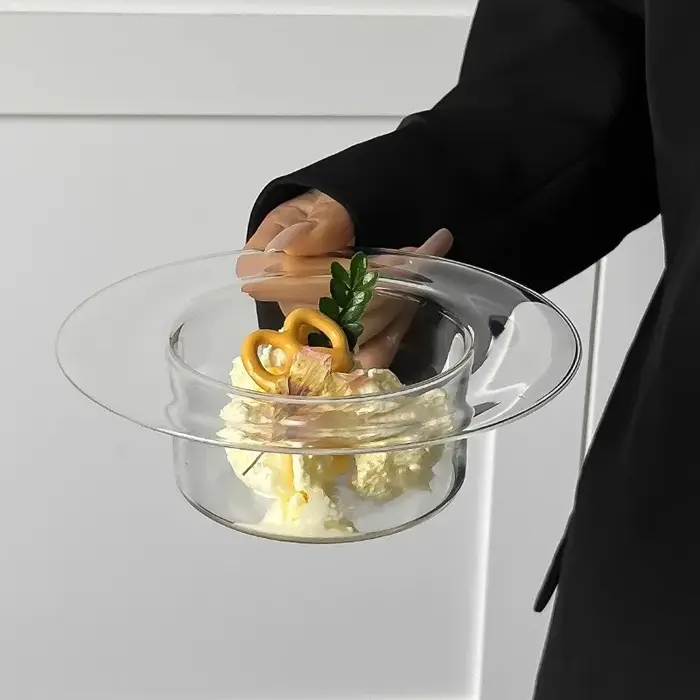 Verre en forme de chapeau de paille transparent
