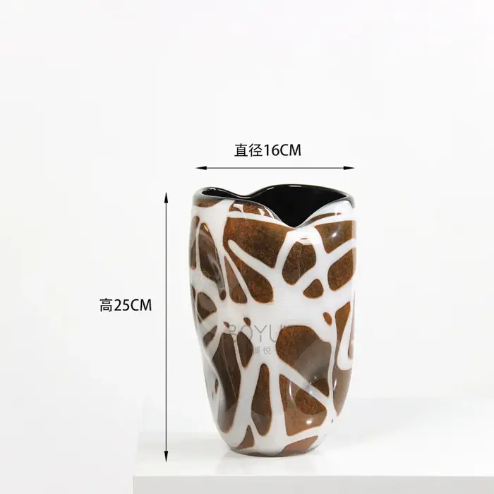 Vase en verre les rayures brunes sont géométriques irrégulières, accessoires d'arrangement floral, T