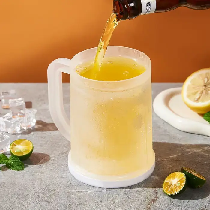Verre de bière réfrigéré d'été