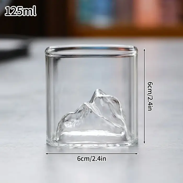 Verre à whisky transparent avec vue sur la montagne, paysage de montagne enneigée, verre à boisson f