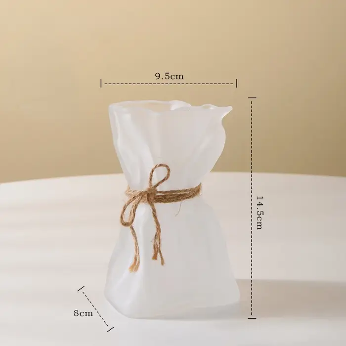 Vase en verre transparent irrégulièrement plié