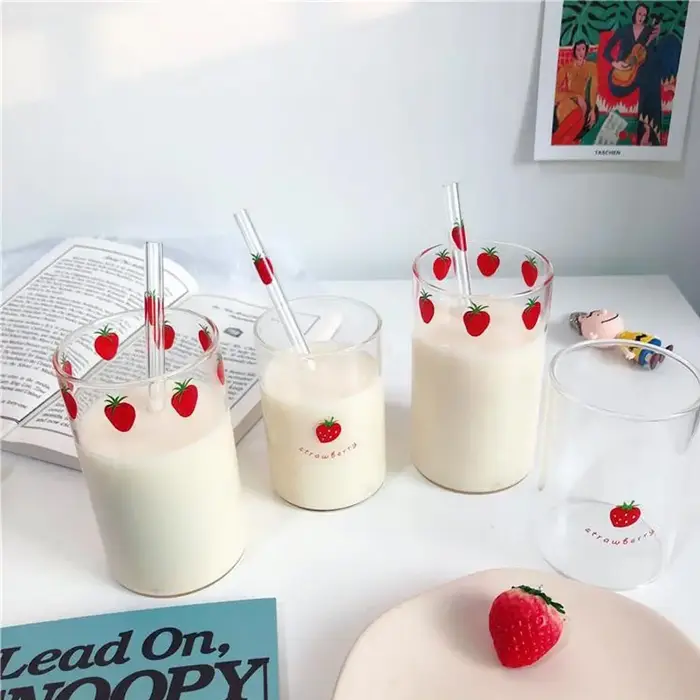 Tasse en verre mignonne à fraises de 300ml, avec paille, tasse d'eau transparente créative, lait d'étudiant, verre résistant à la chaleur Nana