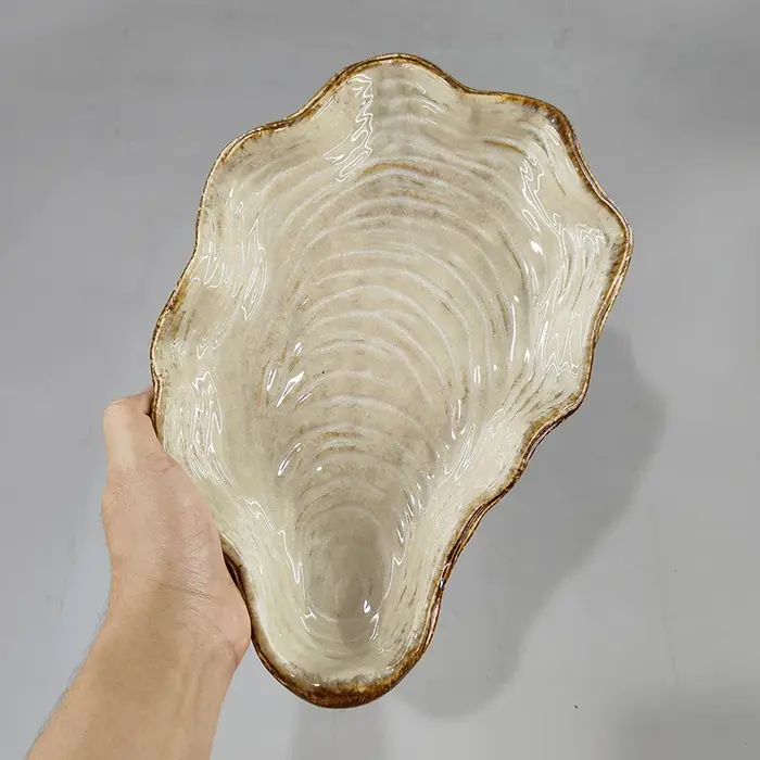 Assiette en céramique en forme de coquille avec glaçure mate