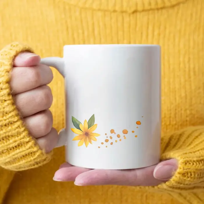 Tasse à café en céramique avec fleurs blanches et jaunes pour une pause