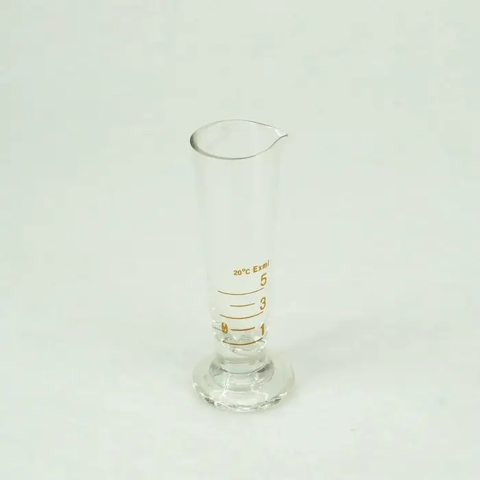 Verre de laboratoire à pied apothicaire, doseur conique gradué avec bec, 5ml