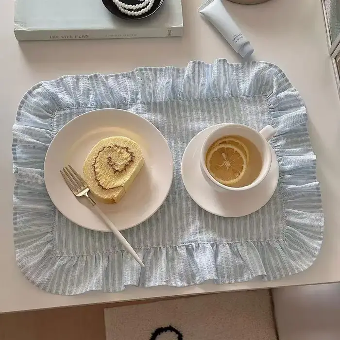 Set de table rayé à volants