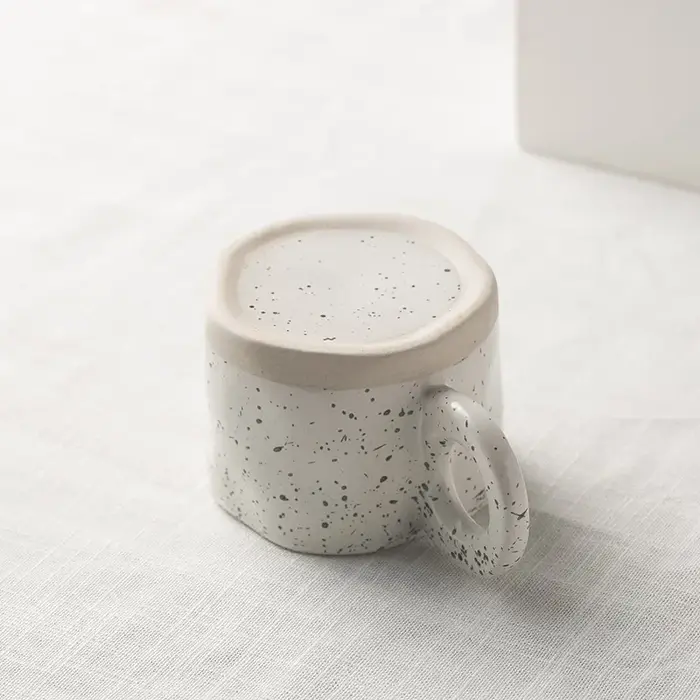 Tasse en céramique avec poignée en forme d'anneau
