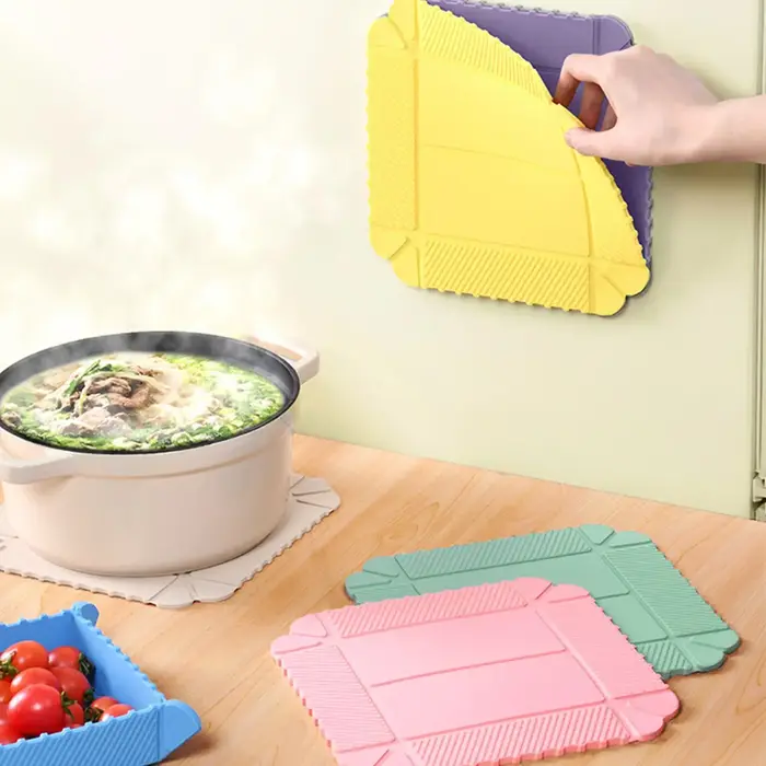 Sous-plats et dessous de plat pliables en silicone