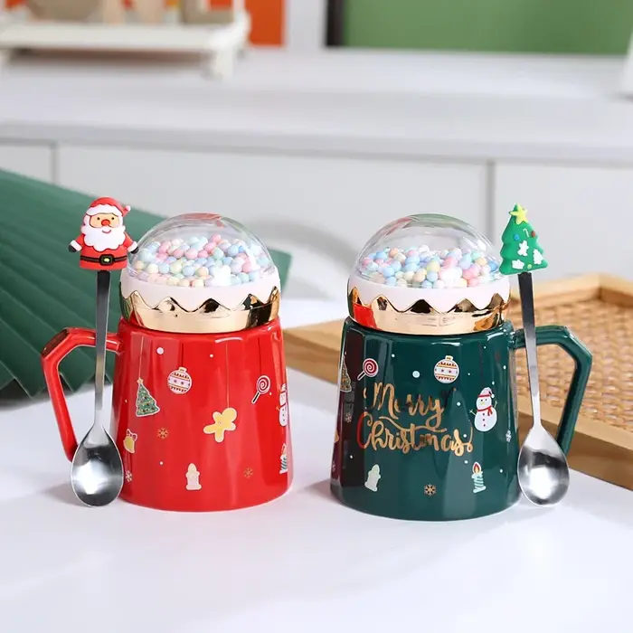Tasses de noël avec couvercle et cuillère du père noël