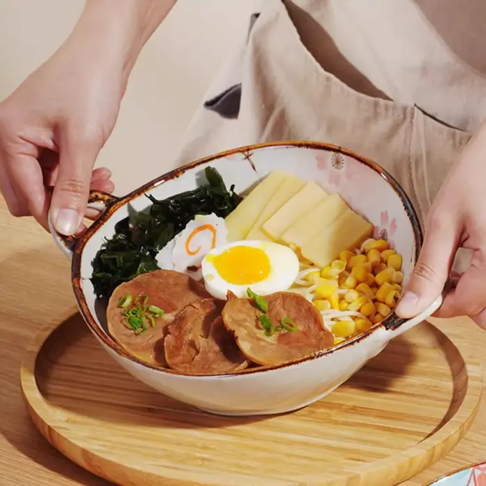 Filles à soupe japonais avec poignée
