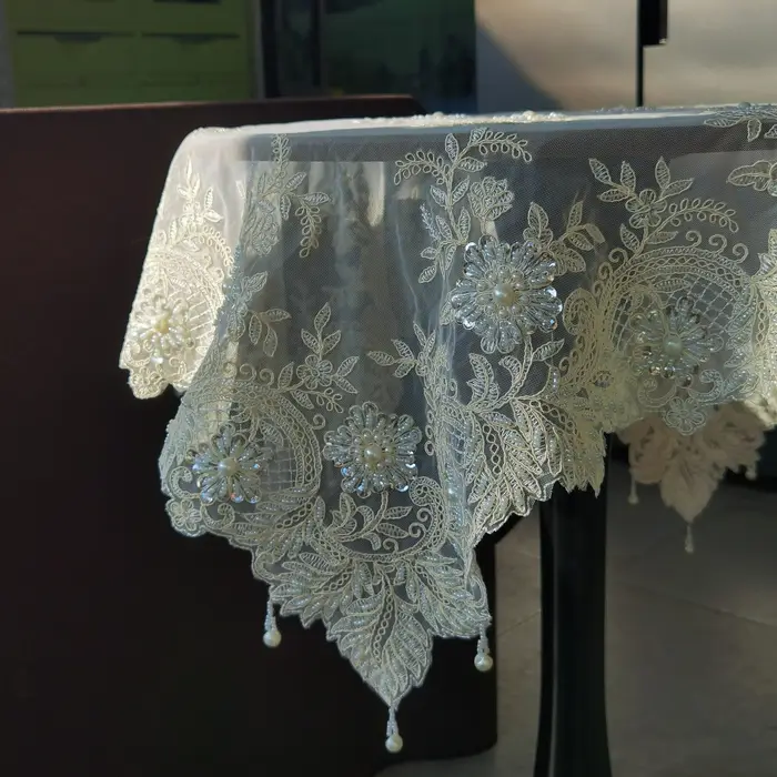 Nappe carrée beige brodée de perles