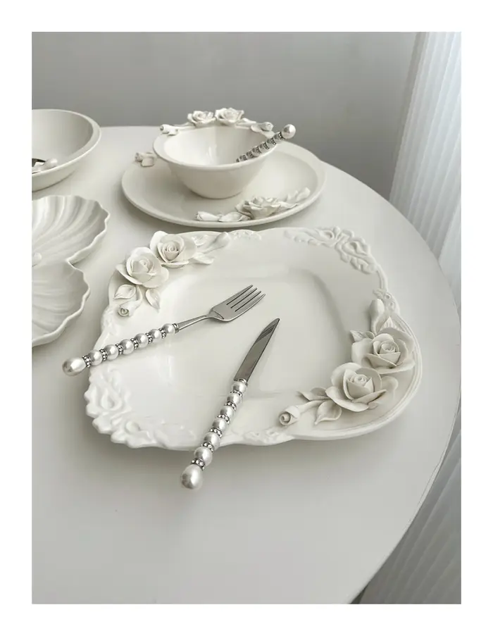 Bol à fleurs, assiette