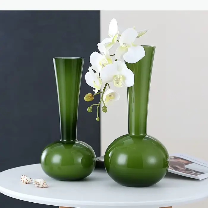 Vase en verre vert à long col