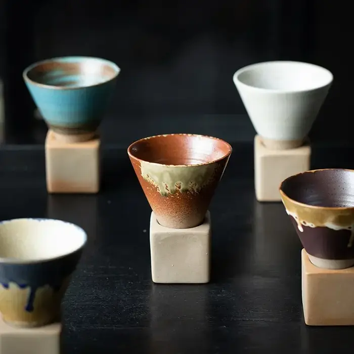 Tasse à café créative en poterie grossière avec base