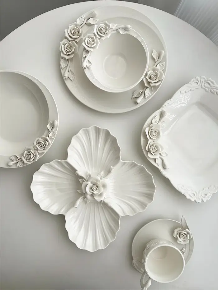 Bol à fleurs, assiette