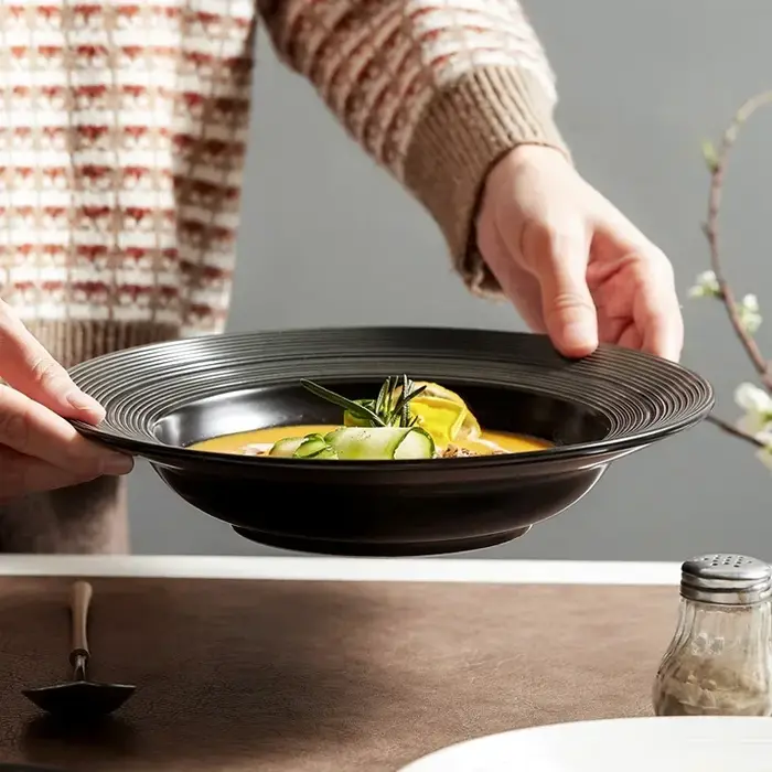 Assiette occidentale en céramique blanche