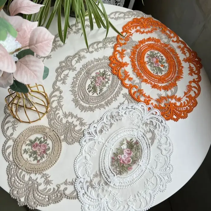 Napperon Vintage en dentelle brodé
