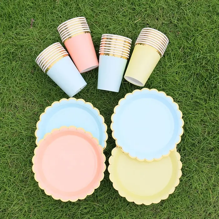 Assiettes de fête jetables colorées