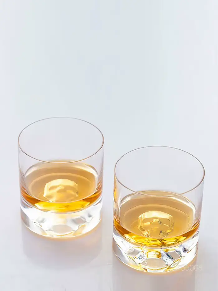 Verre de dégustation de whisky en forme de crâne