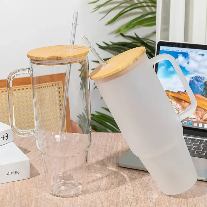 Tasse en verre avec poignée et couvercle en paille