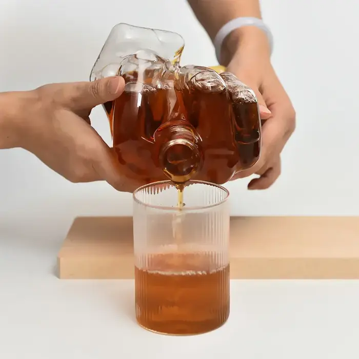 Bouteille de vin en verre à doigt créative