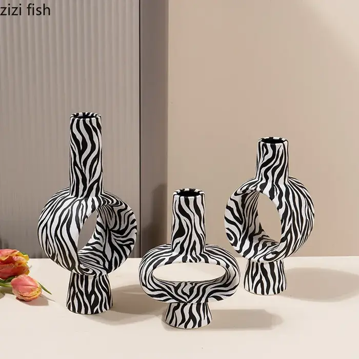 Vase en céramique à rayures zébrées