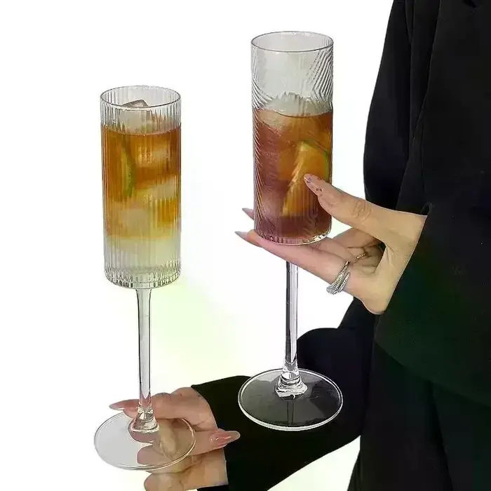 Gobelet en plastique transparent rayé