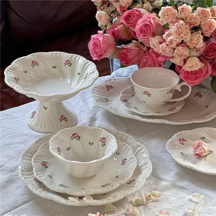 Ensemble d'assiettes en céramique vintage rose