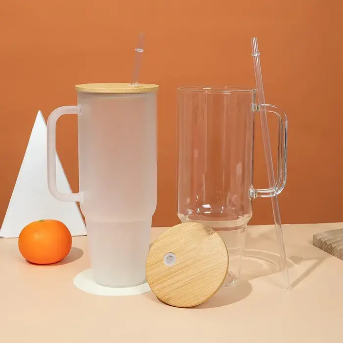 Tasse en verre avec poignée et couvercle en paille