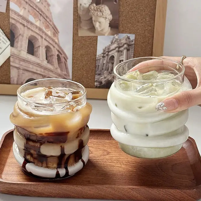 Tasse en verre circulaire irrégulière