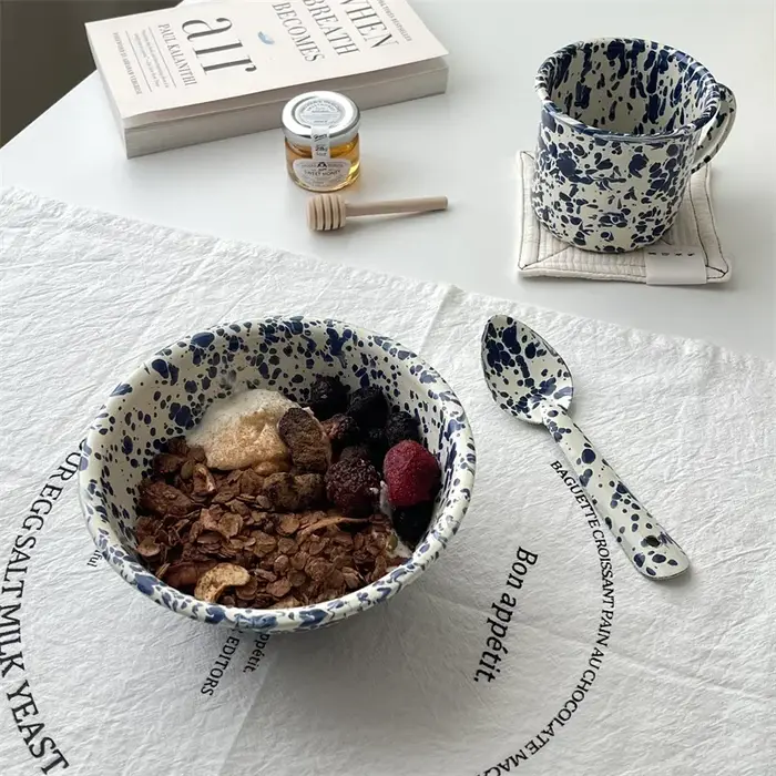 Plat rond bleu marine, vaisselle émail yaourt avoine