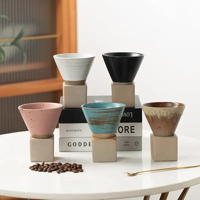 Tasse à café en poterie grossière avec base