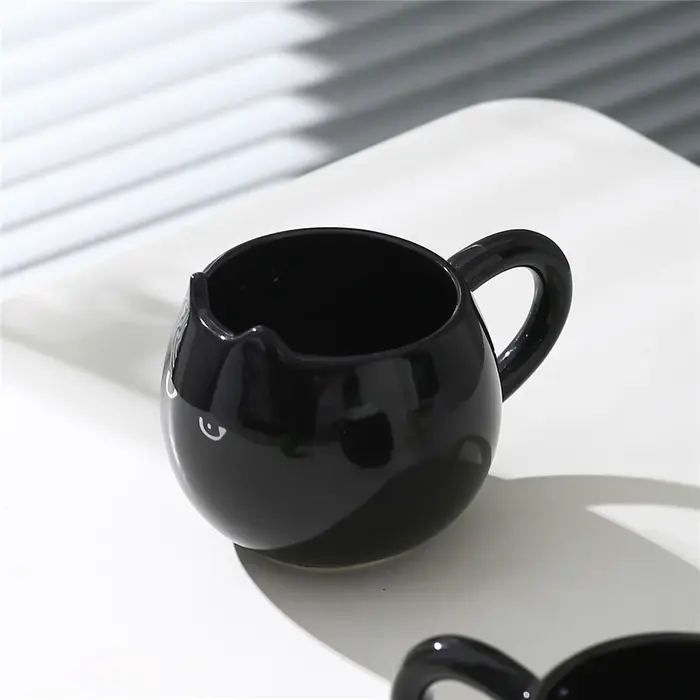 Tasse en céramique en forme de chat