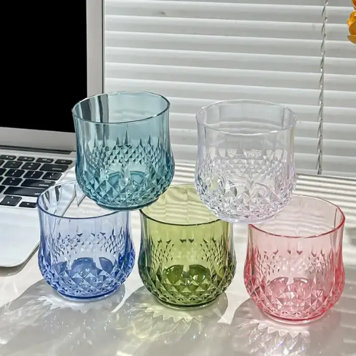 Verres à vin en plastique