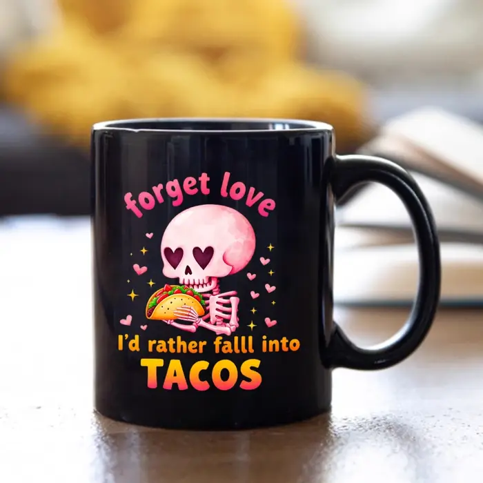 Une tasse en céramique noire avec un motif de torpille de crâne rose et le texte "Oufrez sur l'amour