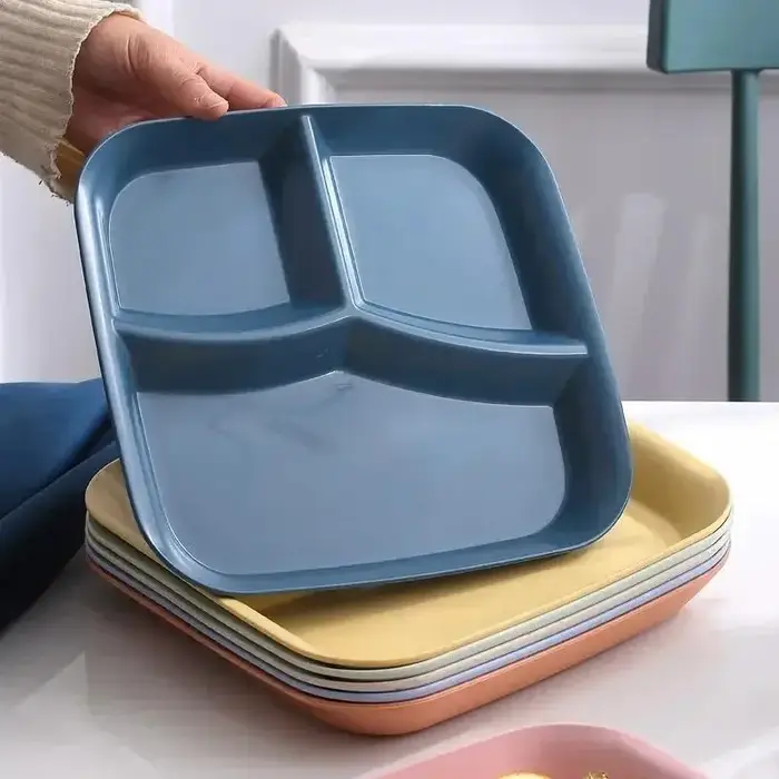 Assiette à manger carrée en plastique à trois grilles