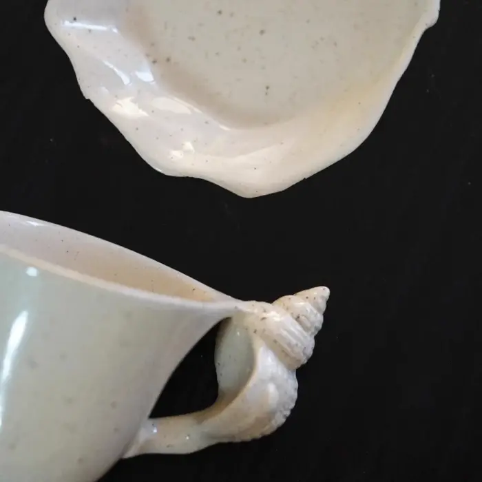 Ensemble tasse à café et soucoupe en coquillage