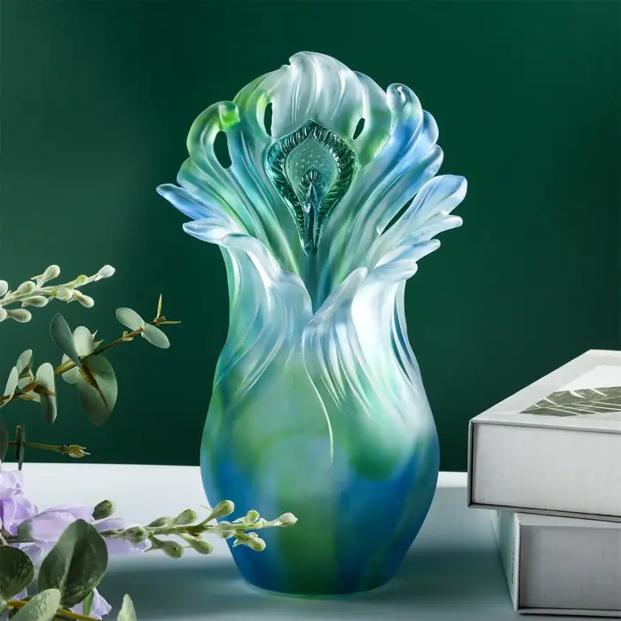 Un vase joliment conçu en verre de cristal coloré.