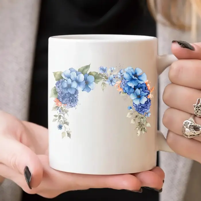 Tasse à café au design floral avec fleurs blanches
