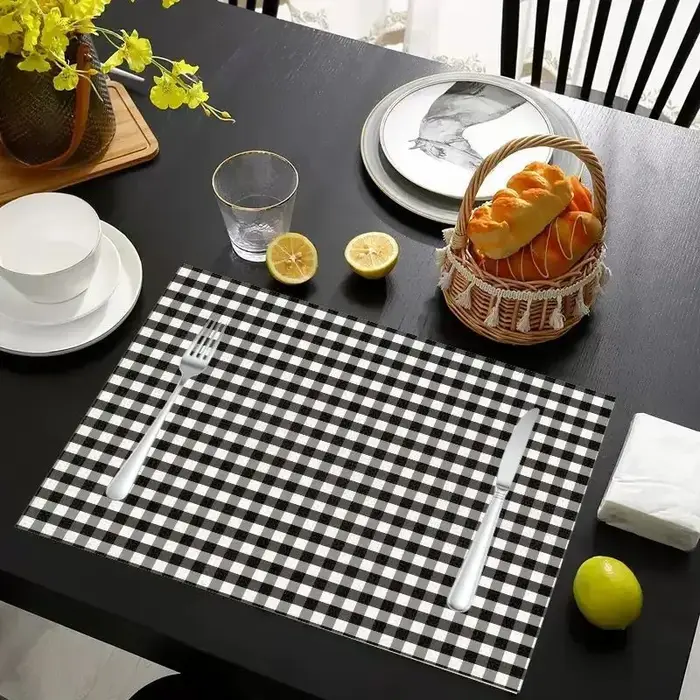 VIKAMA Lot de 2/4/6 tapis de table classiques à carreaux noirs et blancs