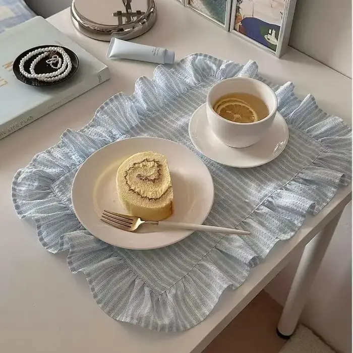 Set de table rayé à volants